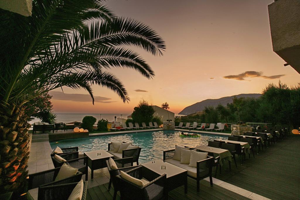 Sandy Bay Hotel Plomari ภายนอก รูปภาพ